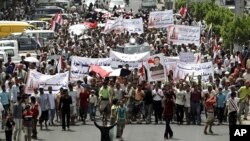 Anti-government protesters march during a demonstration to demand the ouster of Yemen's President Ali Abdullah Saleh in the southern city of Taiz, June 20, 2011