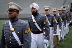 Lulusan senior Gurjiwan Singh Chahal, seorang penganut kepercayaan Sikh, mengenakan sorban saat ia berbaris ke Stadion Michie bersama teman-teman sekelas seniornya untuk upacara kelulusan untuk kelas 2021 di Akademi Militer Amerika Serikat (USMA) West Poi