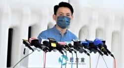 民主党主席罗健熙对立法会通过选举修例表示失望，批评是达致普选的倒退， 他强调民主党仍然会在狭缝中生存，至于是否参选留待9月会员大会决定 (美国之音/汤惠芸)