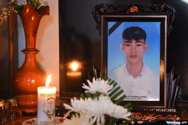 Ảnh thờ nạn nhân Nguyễn Đình Lượng, 20 tuổi, một trong số 39 người thiệt mạng ở Anh
