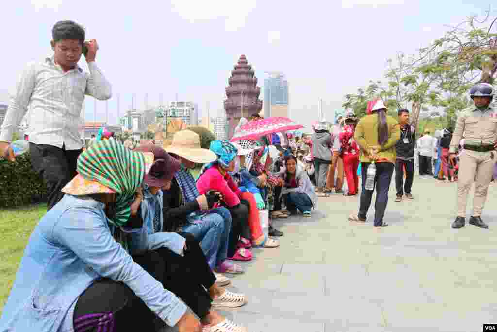 ក្រុមកម្មករ​កម្មការិនី​រាប់រយ​នាក់ ​មក​ពី​រោងចក្រ W&amp;D Cambodia Co., LTD បាន​ប្រមូល​ផ្ដុំ​គ្នា​តវ៉ា​​មុខ​គេហដ្ឋាន​របស់​លោក​នាយក​រដ្ឋ​មន្ត្រី ហ៊ុន សែន ទាមទារ​ឲ្យ​​រោងចក្រ​ទទួល​យក​កម្មករ​ជាង​១ពាន់​នាក់​ចូល​ធ្វើការ​វិញ នៅ​ថ្ងៃទី​១៨ ខែមីនា ឆ្នាំ​២០១៩។ (កាន់ ​វិច្ឆិកា/VOA) 