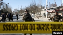 阿富汗保安部队士兵在喀布尔自杀袭击现场。（2017年12月28日）