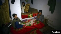 Sebuah keluarga Suriah yang masih bertahan di Douma, Ghouta timur. 
