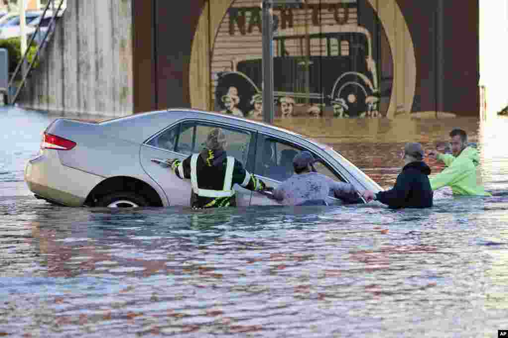 Suv bosgan ko&#39;cha. Ferndeyl, &nbsp;Vashington.