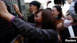 参加香港反送中运动的救生员冼嘉豪被判“暴动罪”入狱4年。他的家属在押送警车外哭着与他告别。（2020年5月15日）