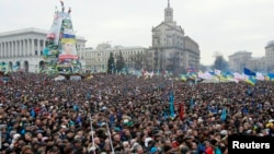 Pro-European intergration protesters gather for a mass rally at Independence Square in Kyiv, Dec. 15, 2013. 