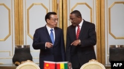 Prime Minister of the People’s Republic of China Li Keqiang (L) and Ethiopia Prime Minister Hailemariam Desalegn attend a treaty signing ceremony at the Presidential Palace in Addis Ababa, May 4, 2014. 