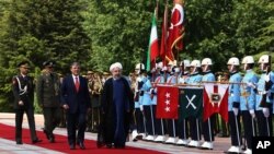 Presiden Turki Abdullah Gul (tengah kiri) dan Presiden Hassan Rouhani menginspeksi pasukan kehormatan militer di Istana Cankaya, Ankara, Turki, Senin (9/6). Presiden Rouhani berada di Turki dalam kunjungan kenegaraan selama dua hari di negara itu.