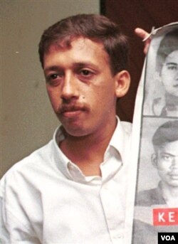 Pejuang HAM, alm. Munir Said Thalib, tewas diracun 7 September 2004. Hingga kini, masih belum jelas siapa pelaku sebenarnya pembunuhan Munir.