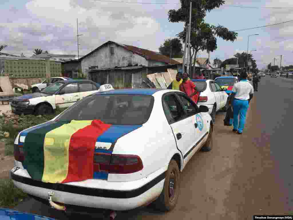 Un taxi a mis un drapeau du Mali sur sa voiture à Port-Gentil avant le match du groupe D, au Gabon, le 16 janvier 2017. (VOA/ Timothée Donangmaye)