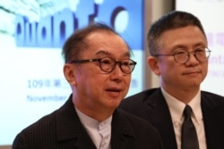 台湾广达电脑董事长林百里（左）出席2020年11月13日举办的2020年第三季财务营运报告记者会。（美国之音李玟仪摄）