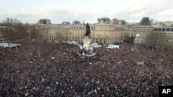 Paris'te ‘Teröre Lanet’ Yürüyüşü 