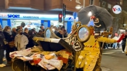 Los ayudantes de los Reyes Magos recogen las cartas que han escrito los niños. [Foto: Júlia Riera, VOA]