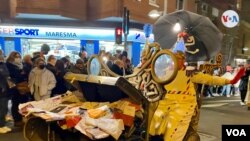 Los ayudantes de los Reyes Magos recogen las cartas que han escrito los niños. [Foto: Júlia Riera, VOA]