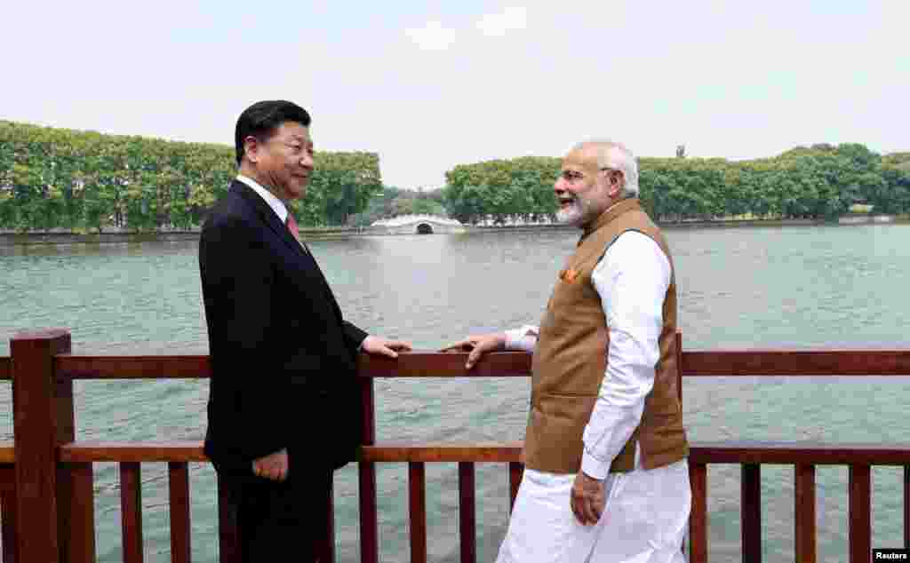 2018年4月28日，中国国家主席习近平和印度总理纳伦德拉&middot;莫迪在中国武汉沿东湖漫步时交谈（印度新闻局通过路透社发布的照片）。两人举行了为期两天的非正式会晤。他们同意在两国有争议的边界上维持和平。中国外交部副部长孔铉佑称，这是中印关系中一次里程碑式的会晤。