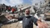 Seorang pria Palestina bereaksi ketika petugas penyelamat mencari korban setelah serangan udara di Khan Younis di Jalur Gaza selatan sebagai ilustrasi. (Foto: Reuters)