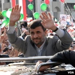 Warga Libanon mengelu-elukan kedatangan Presiden Iran Mahmud Ahmadinejad di Beirut hari ini.