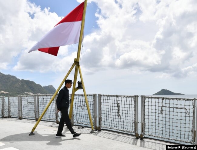 Presiden Joko Widodo memantau langsung perairan Natuna, (8/1), pasca insiden penangkapan ikan secara ilegal oleh nelayan China di sana (courtesy: Setpres RI).