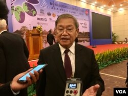 រូប​ឯកសារ៖ រដ្ឋមន្ត្រីក្រសួងព័ត៌មានកម្ពុជា លោក ខៀវ កាញារីទ្ធ ផ្តល់បទសម្ភាសន៍ជាមួយ VOA នៅចុងបញ្ចប់នៃសន្និសីទកំពូលសារព័ត៌មានអាស៊ីលើកទី១៦ នៅខេត្តសៀមរាប កាលពីថ្ងៃទី១៣ ខែមិថុនា ឆ្នាំ២០១៩។