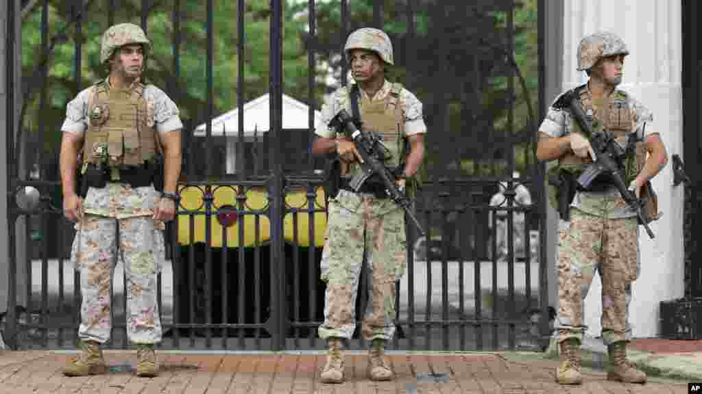 Des soldats en garde, à la caserne de la Marine à Washington, le 2 juillet 2015.