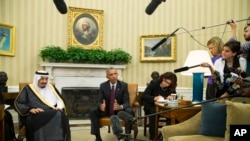 ប្រធានាធិបតី​អាមេរិក បារ៉ាក់ អូបាម៉ា (រូប​ស្តាំ) ជួប​ជាមួយ​ព្រះ​ចៅ​ Salman របស់​អារ៉ាប៊ី​សាអូឌីត​ នៅ​ក្នុង​ Oval Office ក្នុង​សេតវិមាន​ កាលពី​ថ្ងៃទី៤ ខែកញ្ញា ខែ២០១៥។