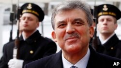 Turkey's President Abdullah Gul reviews the honor guard during a welcome ceremony at the presidential palace in Vilnius, Lithuania, April 3, 2013.