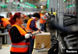 Karyawan di pusat logistik Amazon yang baru di Dortmund, Jerman, 14 November 2017. (REUTERS/Thilo Schmuelgen)