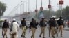Ribuan Demonstran Tuntut PM Pakistan Mundur