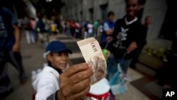 Los billetes de 100 bolívares están supuestos a desaparecer para dar paso a billetes de mayor denominación.