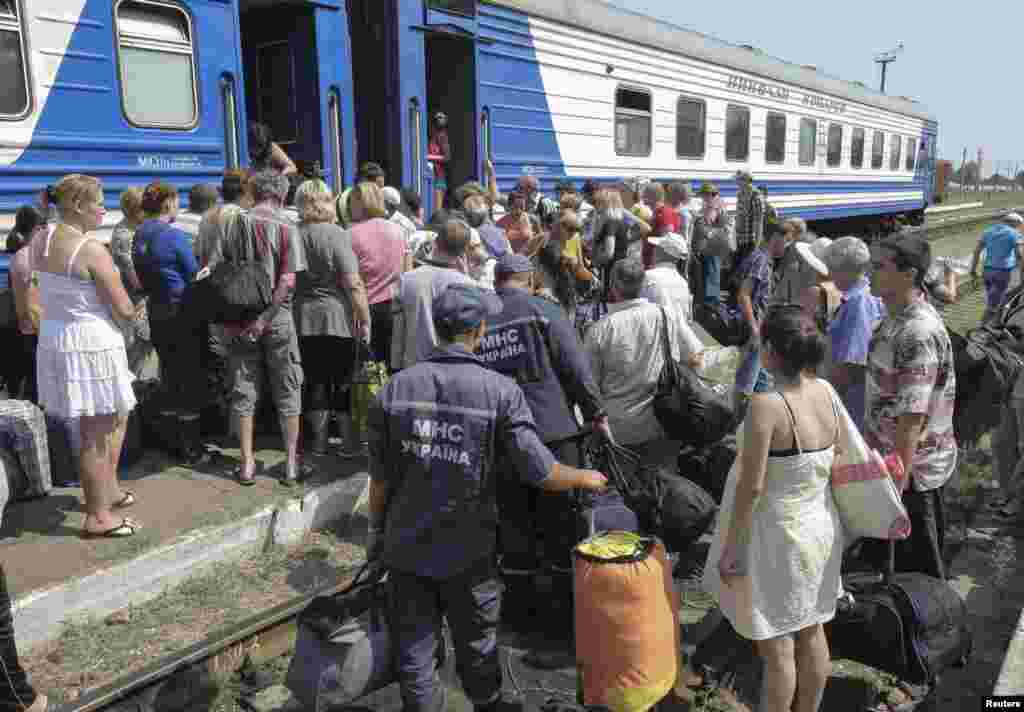 Біженці з Луганської області чекають посадки на потяг до Харкова. Станція поблизу міста Сватово.