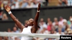 'Yar Wasan Kwallon Tennis Ba'amurkiya Serena Williams, Lokacin Murnarta Na Lashe Gasar Wimbledon, July 9, 2016. 