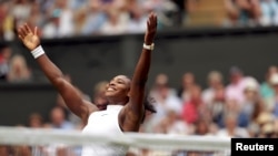 ນາງ Serena Williams ມືເເທັນນິສອັນດັບໜຶ່ງຂອງໂລກ ຊະນະ ການແຂ່ງຂັນເເທັນນິສ ປະເພດຍິງດ່ຽວ ໃນລາຍການ Wimbledon ເມື່ອວັນທີ 9 ກໍລະກົດ 2016.