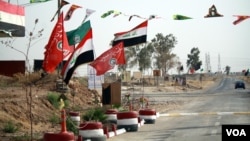 Shia and Iraqi flags adorn Hashd Shaaby bases and were hung with more frequency in the run-up to the Sept. 25 independence referendum, a show of support for Baghdad in the disputed city on Sept. 26, 2017, outside of Kirkuk city. (H. Murdock / VOA)