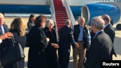 Алан Гросс с супругой Джюди (третий и четвертая справа) прибыли на самолете американского правительства на авиабазу Эндрюс в штате Мэриленд (под Вашингтоном). 17 декабря 2014 г.