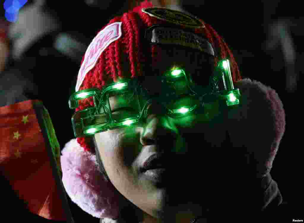 중국 베이징 만리장성에서 열린 2014년 새해 맞이 행사에 참석한 한 남성이 &#39;2014&#39; 형상의 안경을 쓰고 있다.