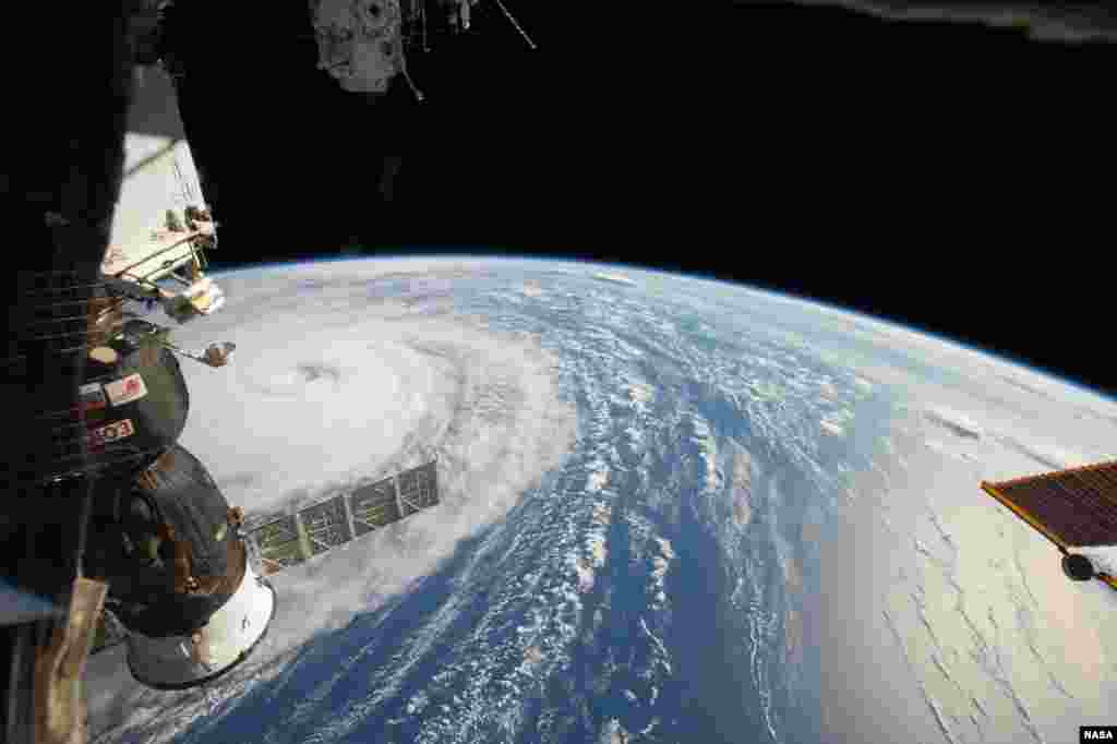 미 항공우주국(NASA) 우주비행사 랜디 브레즈닉이 지난 1일(현지시간) 국제우주정거장(ISS)에서 촬영한 태풍 &#39;노루&#39;의 모습. 브레즈닉은 소셜미디어에 이 사진을 올리면서 &quot;규모가 놀라울 정도여서, 250마일(약 402km) 위에서도 위력을 느낄 수 있다&quot;고 적었다.&nbsp; &nbsp;
