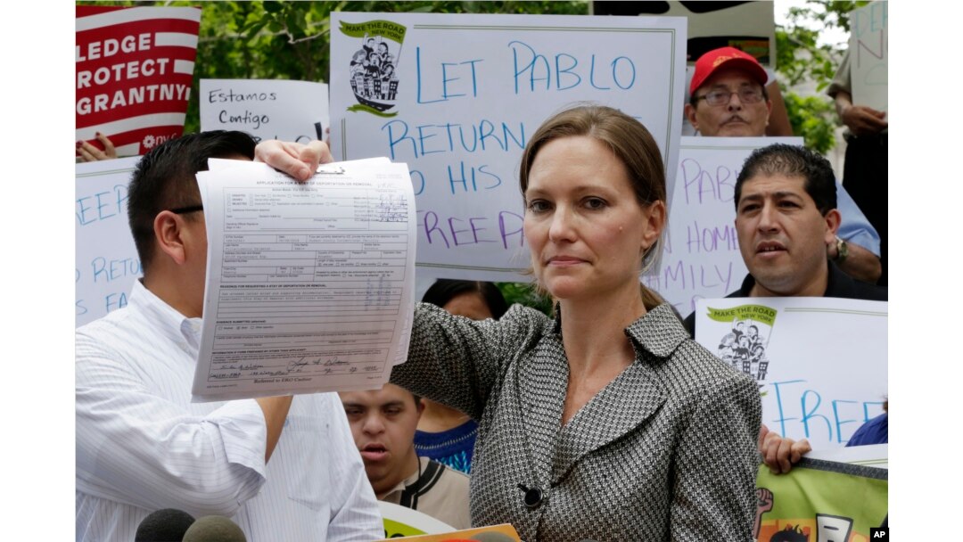 La abogada de Legal Aid Society, Jennifer WIlliams, quien representa al trabajador de restaurantes ecuatoriano Pablo Villavicencio, muestra la Solicitud de suspensión o deportación que ella presentó en las oficinas de Immigration and Customs Enforcement, en Nueva York.