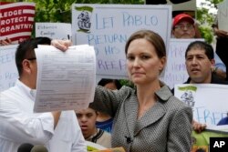 La abogada de Legal Aid Society, Jennifer WIlliams, quien representa al trabajador de restaurantes ecuatoriano Pablo Villavicencio, muestra la Solicitud de suspensión o deportación que ella presentó en las oficinas de Immigration and Customs Enforcement, en Nueva York.