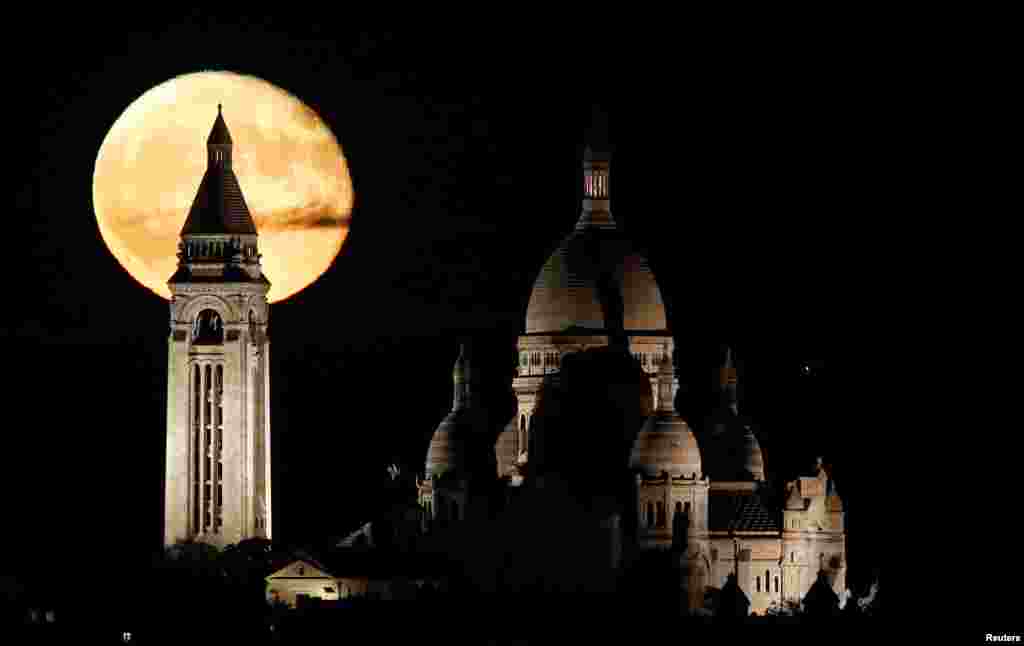 프랑스 파리 몽마르트르 언덕의 사크레쾨르 대성당 위로 보름달이 떴다.