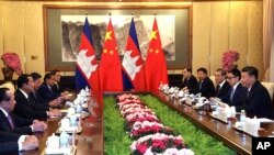 시진핑 중국 국가주석(오른쪽에서 첫 번째)과 훈센 캄보디아 총리가 21일 베이징 댜오위타이 국빈관에서 회담하고 있다. 