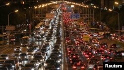 2018年9月29日，中國國慶“黃金周”假期前，北京中央商務區的高速公路上堵車。