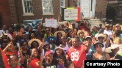 Zvizvarwa zveZimbabwe zviri kunze kwenyika zvagara zvichiratidzira pamizinda yenyika munyika dzazvigere. Apa vari muAmerica vachiratidzira pamuzinda wenyika muWashington D.C.