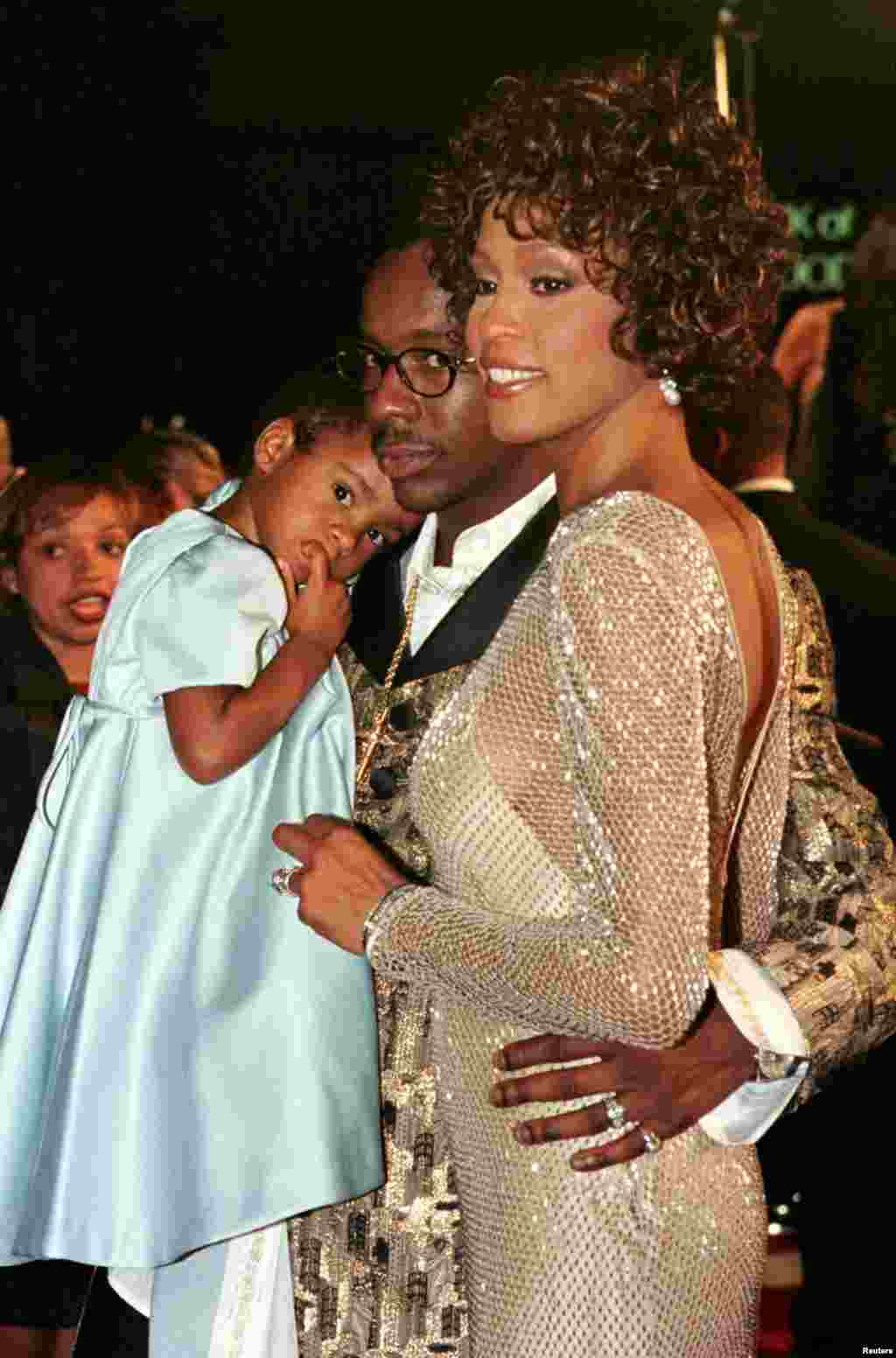 A atriz e cantora Whitney Houston posa com seu marido, Bobby Brown, e sua filha, Bobbi Kristina, na estreia de "Cinderella".