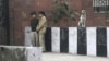 محافظان زن در خارج از محل برگزاری جلسه رسیدگی به متهمان تجاوز در دهلی نو 