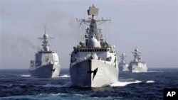 지난 2013년 동해에서 실싷된 중-러 연합 합동 군사훈련에서 중국 해군 함정이 훈련 중이다. (자료사진)