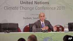 US lead negotiator Todd Stern speaks during a press briefing at the climate conference in Durban, South Africa, December 8, 2011.
