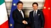 2019年3月23日意大利總理孔特和中國國家主席習近平在羅馬簽署一帶一路貿易協議後握手。