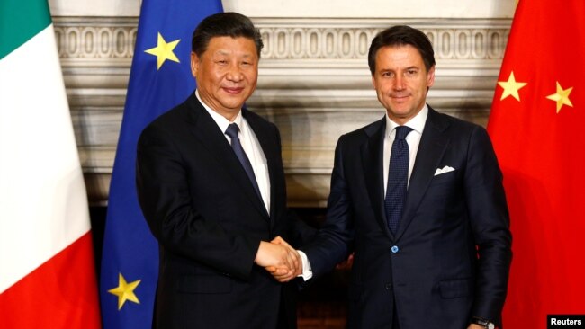 意大利总理孔特和中国国家主席习近平在罗马签署一带一路贸易协议后握手。(2019年3月23日)