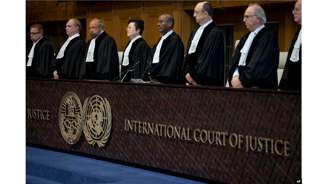 Hakim memasuki Pengadilan Internasional (World Court) di Den Haag, Belanda, Rabu, 3 Oktober 2018. (Foto AP / Peter Dejong)