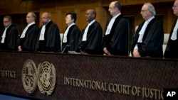 عالمی عدالتِ انصاف کے جج سماعت کے آغاز پر کمرۂ عدالت میں کھڑے ہیں۔